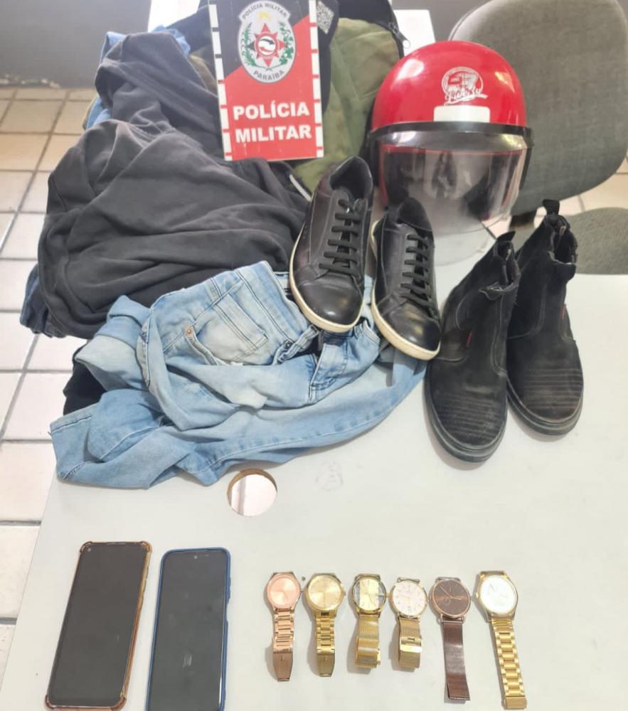 Os envolvidos e todo material apreendido foram conduzidos à delegacia de Polícia Civil (Foto: Reprodução)