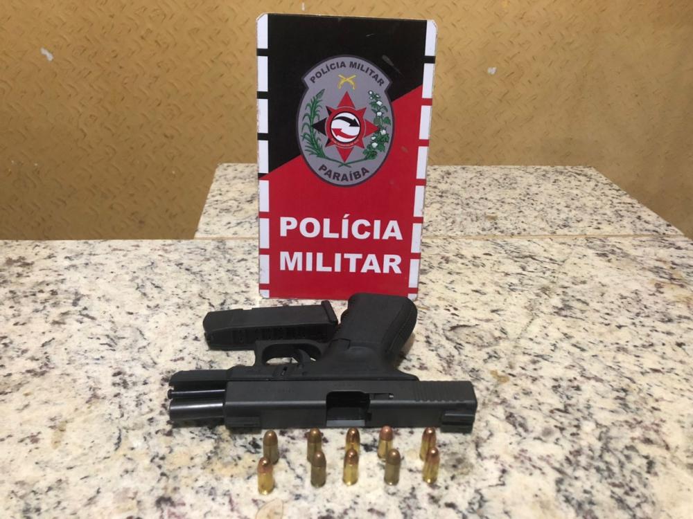 Ao ser feita uma busca pessoal, foi encontrado uma pistola calibre 380 (Foto: Reprodução)