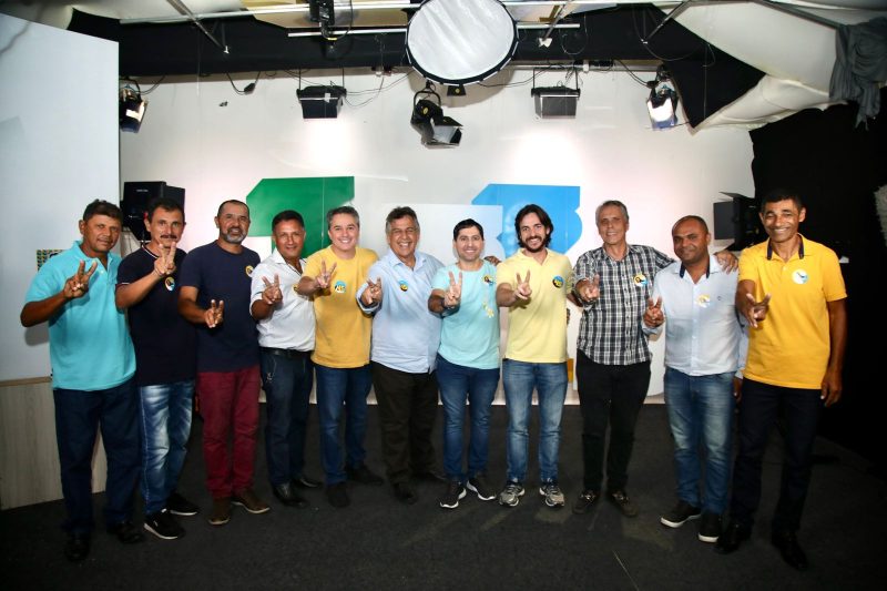 Junto com Helinho de Souza, anunciaram apoio os vereadores Luciano do Trator, Luciano do Arroz, Deda do Povo, Patrão Eunes, Ricardo Augusto, o presidente da Câmara Josivaldo, além do ex-prefeito Genilson Dutra. (Foto: Reprodução).