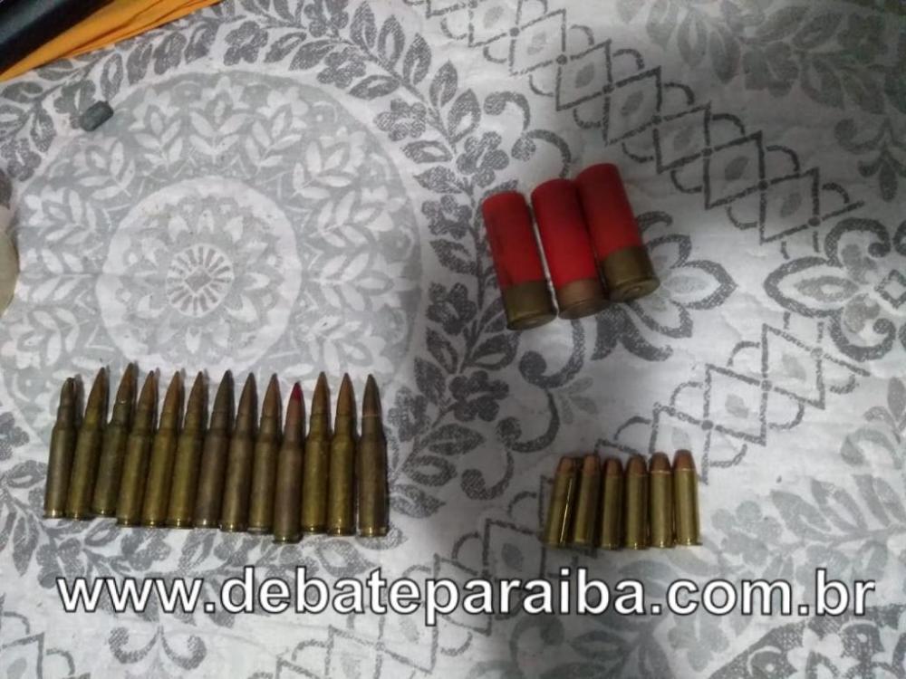 Os agentes de investigação em cumprimento ao mandado de busca e apreensão, localizaram munições de fuzil, calibre .12 e .38 (Foto: Reprodução)