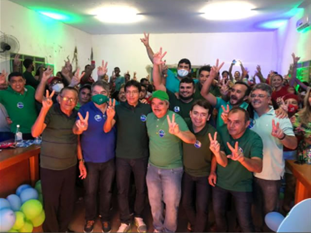 Após o evento, uma multidão, de forma festiva, aguardavam os convencionais do lado de fora do local do evento para celebraram o momento político. (Foto: Reprodução).