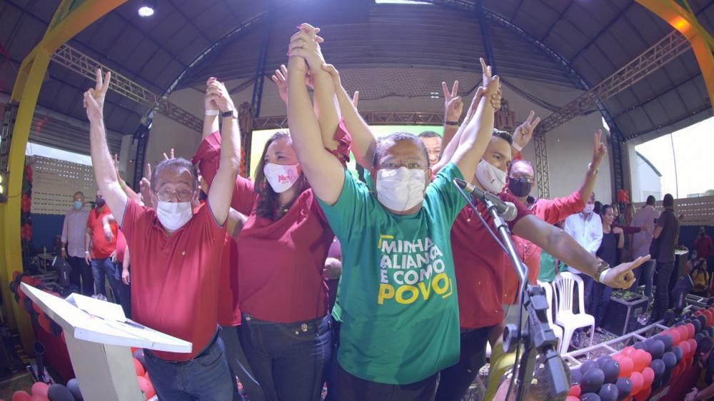 O agora candidato a prefeito, Nilvan Ferreira, chegou ao local acompanhado da esposa, Fernanda Bernardino, e do presidente estadual do Partido, José Maranhão. (Foto: Divulgação).