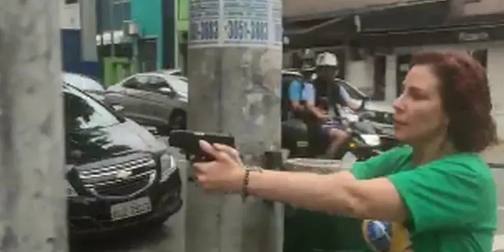 Carla Zambelli sacou arma em SP — Foto: Reprodução/Twitter