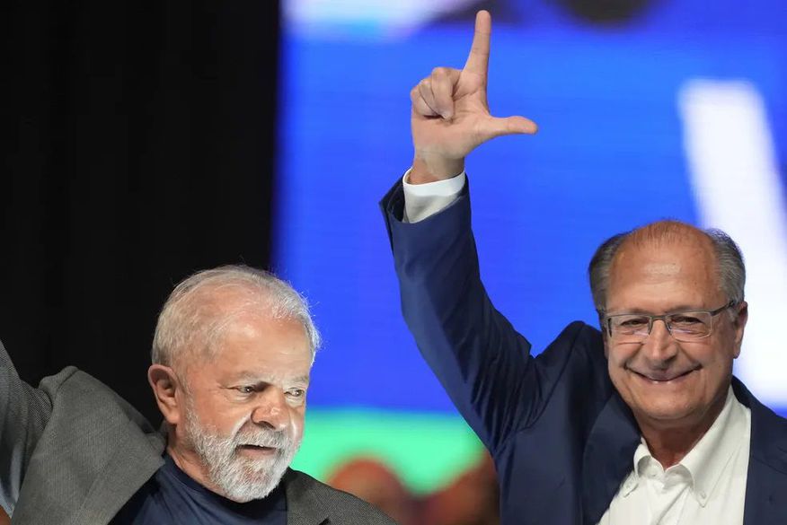 Lula e Alckmin, eleitos presidente e vice-presidente. (Foto: Eraldo Peres/AP).