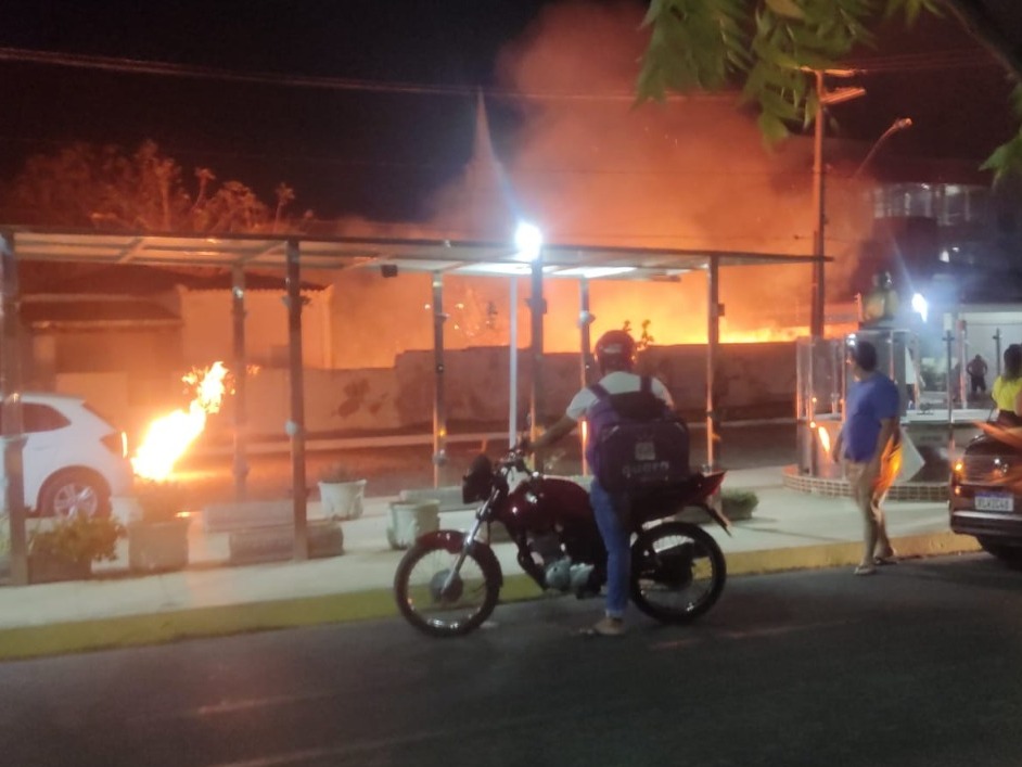 Conforme informações, o fogo se alastrou de forma inesperada e não se sabe a causa inicial das chamas (Foto: Reprodução Redes Sociais)