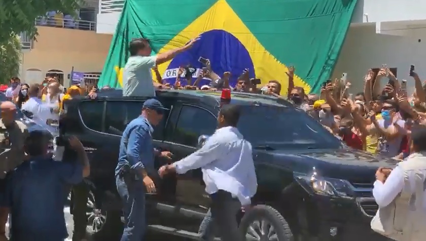 Bolsonaro é recebido por uma multidão em Coremas. (Foto: Reprodução).
