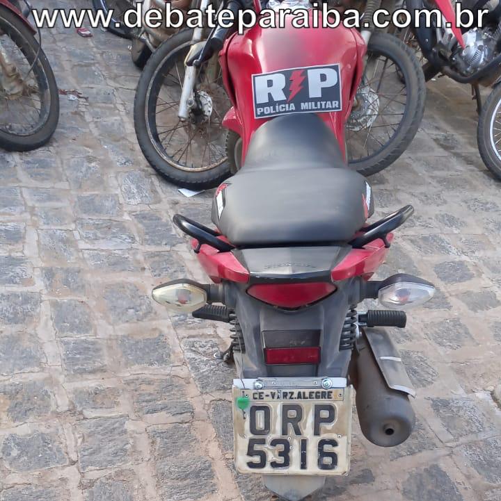 Os militares ao realizarem uma consulta, constataram que a referida moto possuía restrição de roubo/furto (Foto: Reprodução)