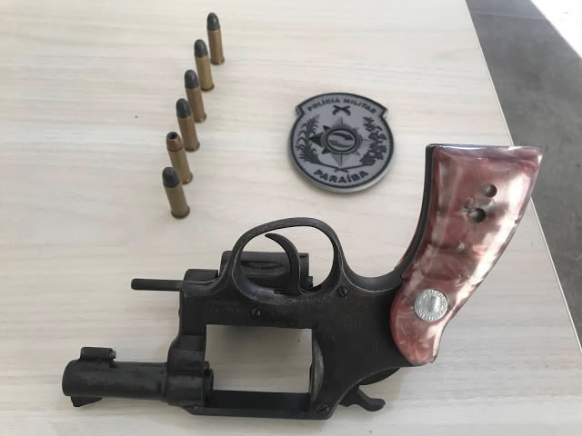 Os militares em uma busca mais minuciosa, conseguiram encontrar um revólver calibre 38 municiado. (Foto: Divulgação PMPB).
