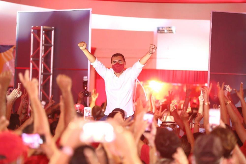 Segundo Santiago falou, ainda em seu discurso, das ações que vem realizando como prefeito da cidade e que lhe credenciam a buscar a reeleição com a unção do povo uiraunense. (Foto: Assessoria).