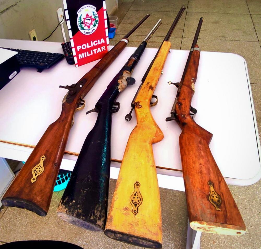 O acusado, juntamente com as armas de fogo apreendidas, foi conduzido à Delegacia de Polícia Civil (Foto: Reprodução)
