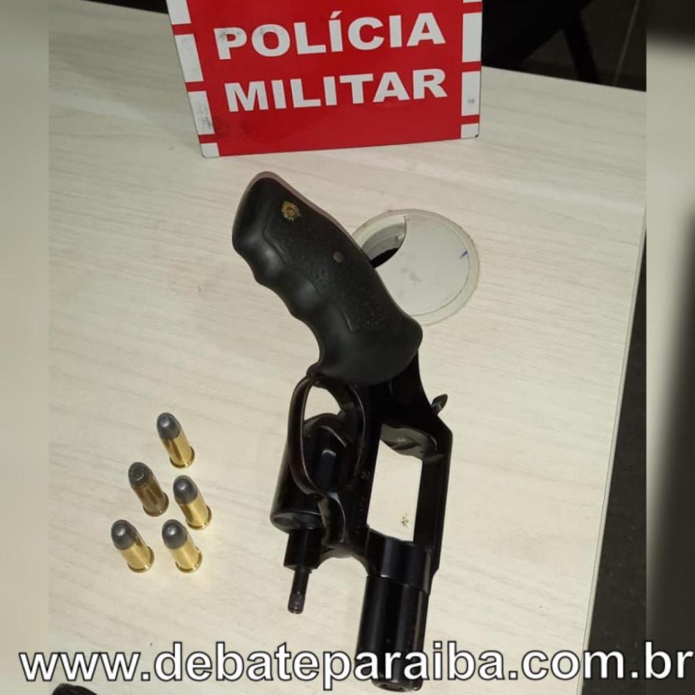 O dono do veículo afirmou aos militares que a arma era também de sua propriedade (Foto: Reprodução)