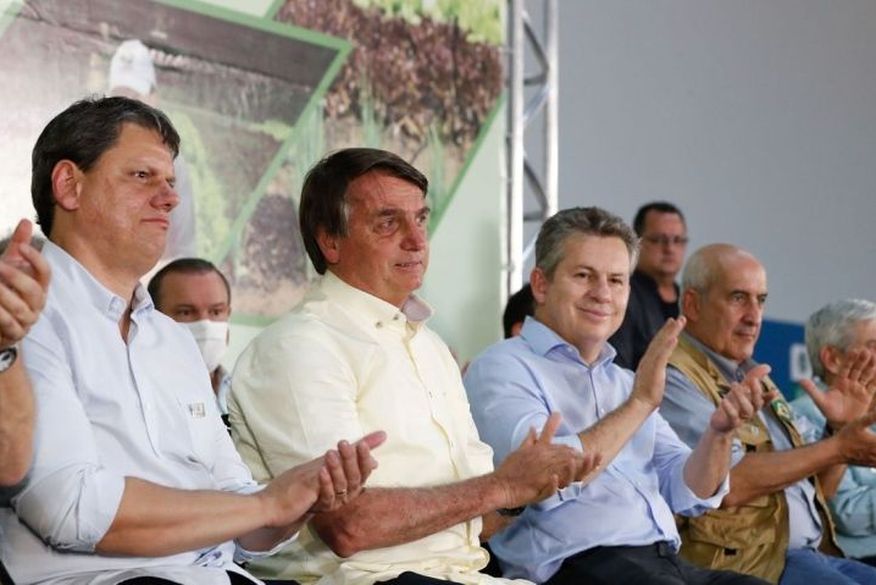 Aos gritos de 