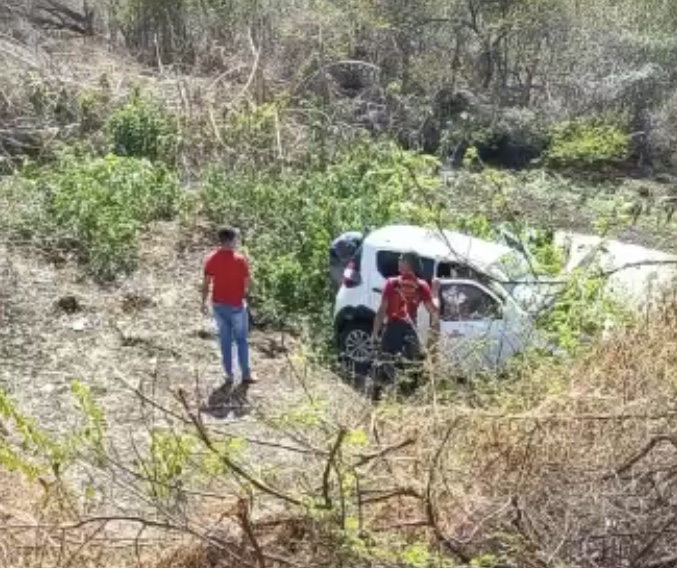 Pessoas que estavam no automóvel ficaram feridas e foram socorridas para o Hospital Regional (Foto: Reprodução)