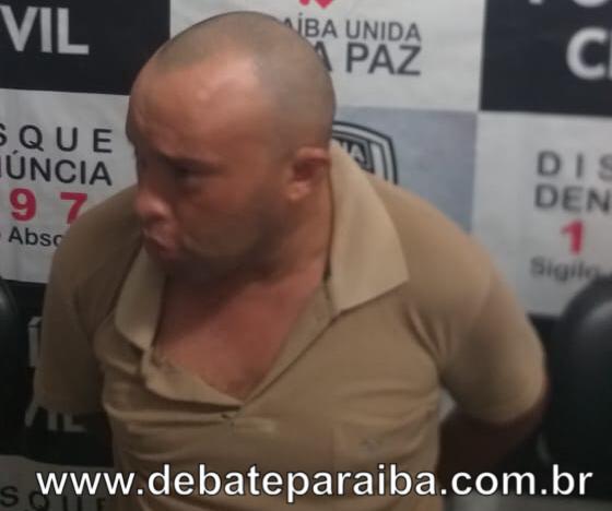 Após ser preso, Jackson Mendes foi encaminhado à delegacia de Polícia Civil (Foto: Reprodução)