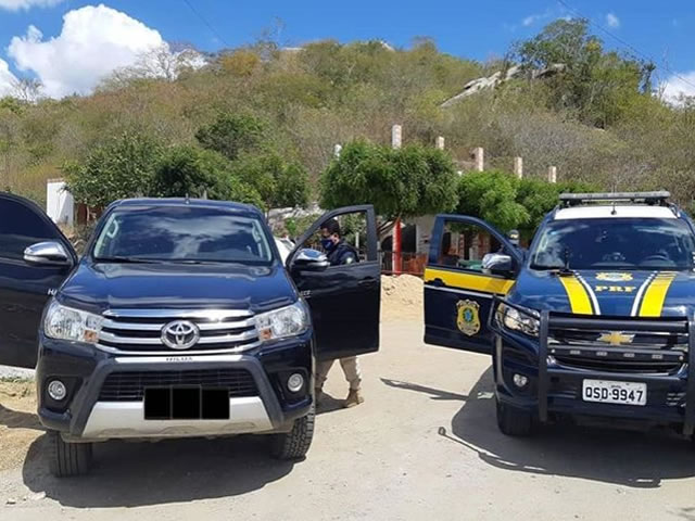 O homem foi flagrado pelos policiais com uma pistola Glock, três carregadores, 43 munições e uma caminhonete de luxo roubada em Recife (Foto Divulgação Polícia Rodoviária Federal)