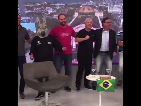 No vídeo divulgado nas redes sociais, Flávio, Eduardo e Sikêra, além de outros integrantes do programa, cantam uma paródia de conotação sexual direcionada a 