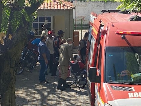 Silvana Trajano foi socorrida por uma equipe do Corpo de Bombeiros para o Hospital Regional de Cajazeiras (Foto: Reprodução Blog do Angelo Lima)