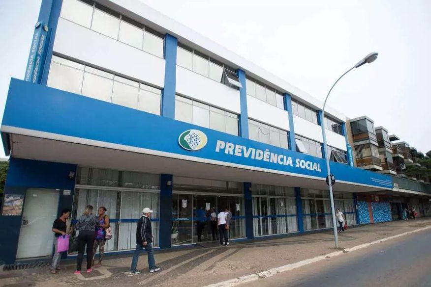 O segurado afirma que recebeu o auxílio-doença antecipado, de R$ 1.045, por três meses, mas continua afastado da empresa onde trabalha. 