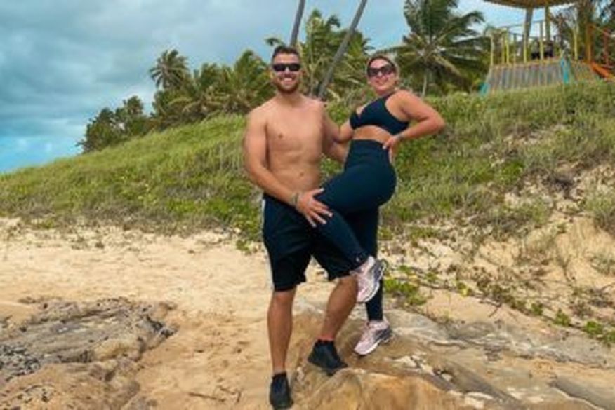 Na manhã desta quarta-feira, Natália mostrou que Zé Neto está levando a sério as diretrizes da rede social, indo de short para a praia. (Foto: Reprodução).