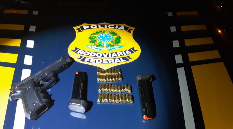 O homem portava a pistola pronta para uso, com 2 carregadores e 36 munições (Foto Divulgação PRF)