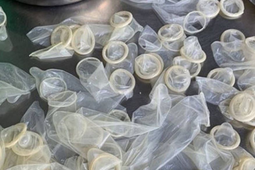Não há informação de quantas camisinhas “recicladas” foram vendidas. As investigações iniciais apontam que o produto era fornecido para hotéis e bancas de mercado perto do armazém. (Foto: Reprodução).