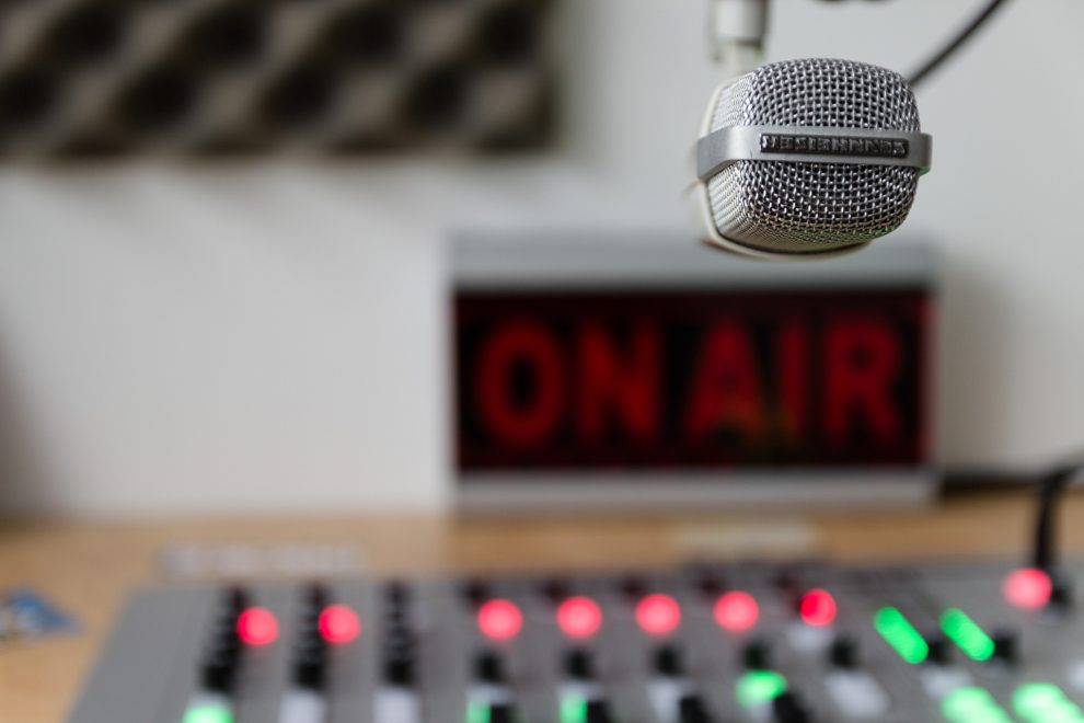 O rádio se adapta e atinge grandes audiências. (Foto: Reprodução).