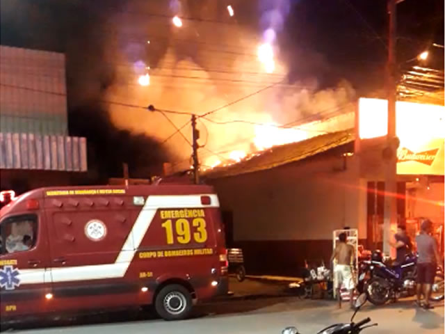 Com um intenso trabalho, os guerreiros do fogo conseguiram controlar as chamas após algumas horas de trabalho no local. (Foto: Reprodução Redes Sociais).