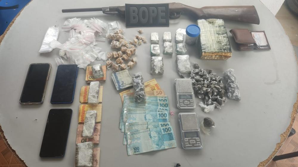 Os investigados receberam voz de prisão e foram conduzidos à delegacia de Polícia Civil com todo o material apreendido (Foto: Reprodução)