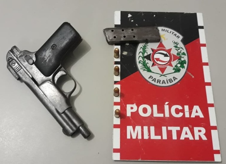 Ao ser feita uma busca detalhada, foi localizada uma pistola calibre .32 com quatro munições intactas (Foto: Reprodução)