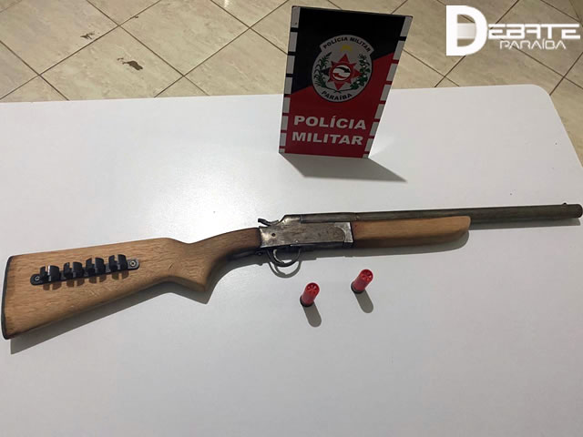 Após uma abordagem nos ocupantes do carro e no interior do veículo, foi encontrada a arma de fogo (Foto Divulgação PMPB)