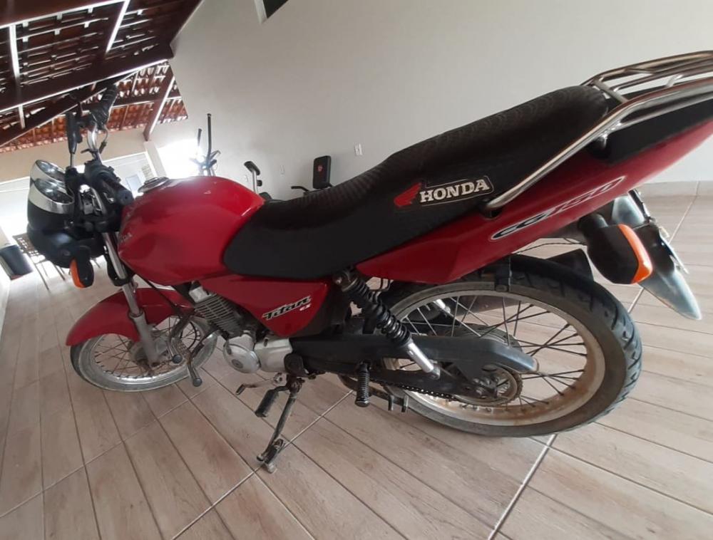 A motocicleta foi levada à delegacia de Polícia Civil e após serem adotados os procedimentos administrativos, foi devolvida ao proprietário legítimo (Foto: Reprodução)