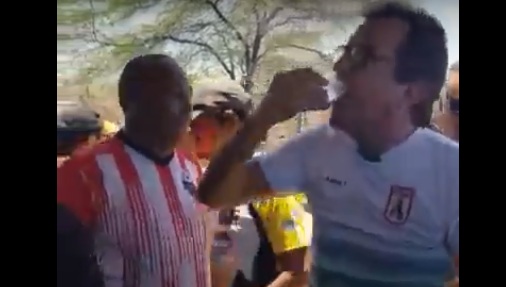 O candidato aparece em alguns vídeos tocando zambumba, dançando em roda de samba e forró, tomando e afirmando que gosta de cachaça, rodando pneu em competição. (Foto: Reprodução).