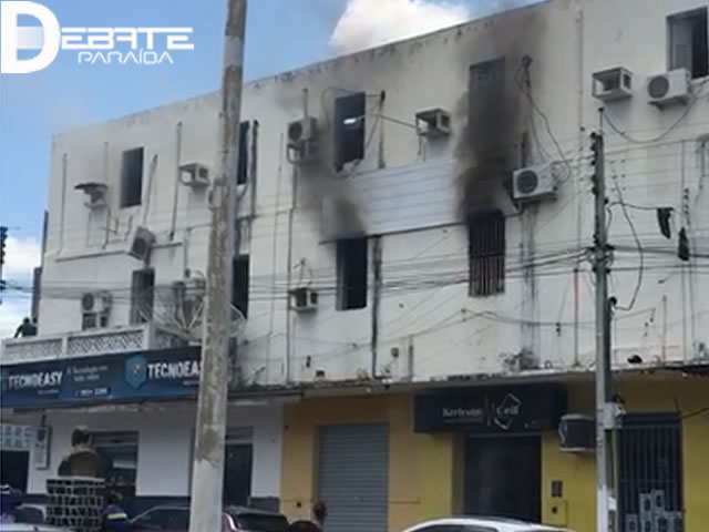 As imagens compartilhadas em redes sociais, mostraram o interior do prédio danificado após as chamas (Foto Reprodução Redes Sociais)