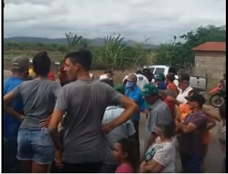 A confusão foi registrada em vídeo e divulgada nas redes sociais nessa quinta-feira (01). (Foto: Reprodução).