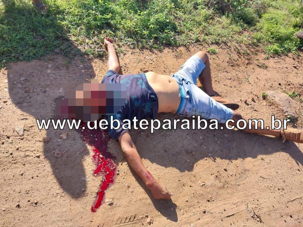 O local do homicídio foi isolado, até a chegada do delegado de plantão e dos peritos do IPC (Foto: Reprodução)