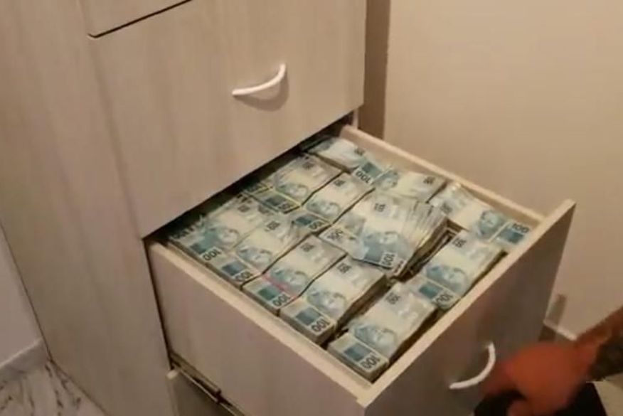 Os R$ 8 milhões foram achados em uma residência em Santana de Parnaíba, na grande São Paulo (SP). O montante estava guardado em quatro gavetas. (Foto: Reprodução).