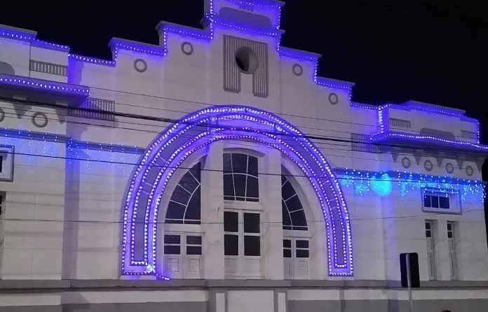 Devido ao baixo investimento, poucos pontos foram decorados e a cidade parece que não entrou no clima de Natal. (Foto: Reprodução).