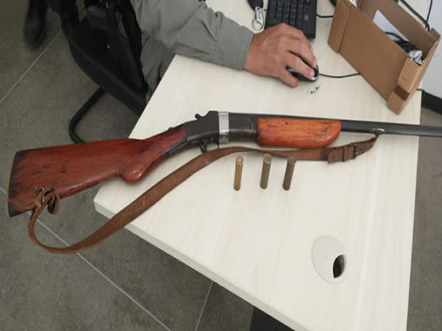 Após uma minuciosa busca no interior do veículo, foi encontrado uma espingarda calibre 32 (Foto Reprodução Blog do Angelo Lima)