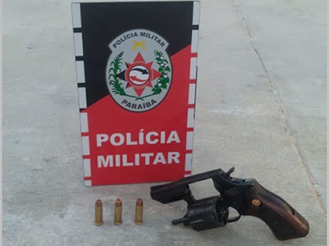 O homem e a arma apreendida foram levados à delegacia de Polícia Civil, onde foram apresentados ao delegado de plantão para dar continuidade ao procedimento policial (Foto Divulgação PMPB)