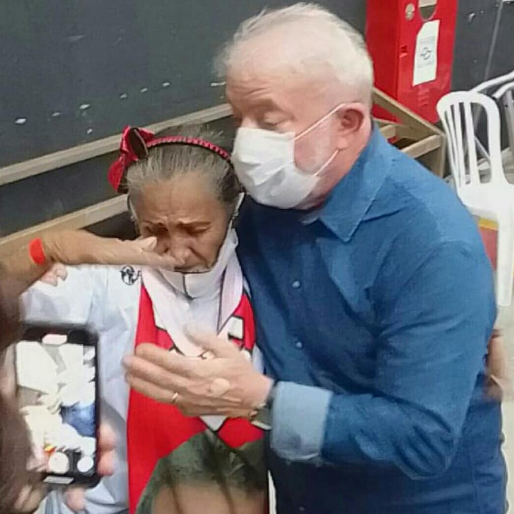 Catadora de material reciclável da cidade Sousa é abraçada por Lula durante evento em São Paulo