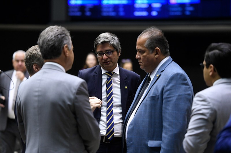 Líderes do governo no Senado, Carlos Portinho (C) e no Congresso, Eduardo Gomes (D) conversam com deputados - Edilson Rodrigues/Agência Senado