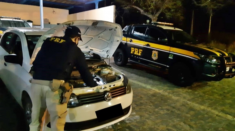 O veículo foi roubado em Fortaleza, na capital cearense, e circulava no sertão paraibano (Foto Divulgação PRF)