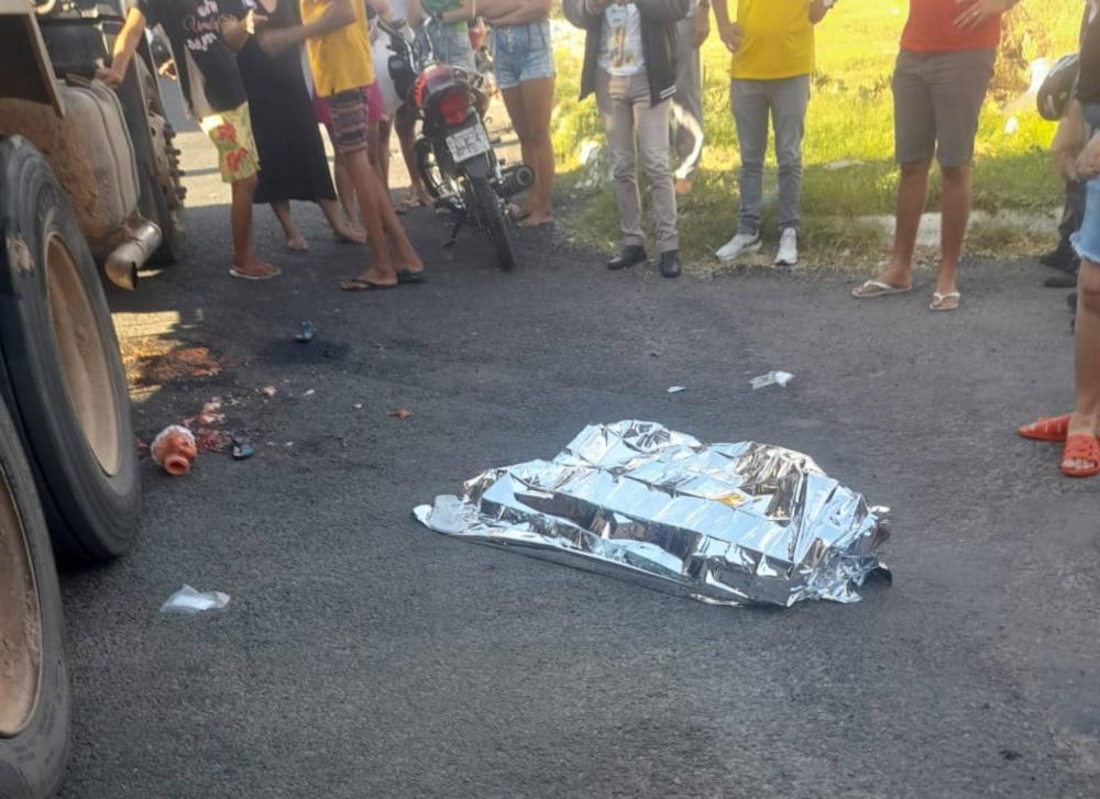 Criança morre e jovem fica gravemente ferida em acidente envolvendo moto e caçamba na cidade de Sousa; bebê teve corpo decepado