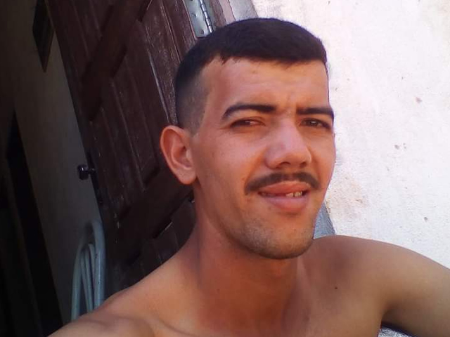 O motorista do caminhão ainda não foi identificado e não permaneceu no local para prestar socorro. (Foto: Reprodução Redes Sociais).