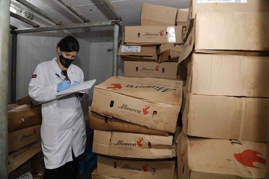 A carga de quatro toneladas de carne bovina tem valor estimado de R$ 460 mil. (Foto: Reprodução/Polícia Civil)