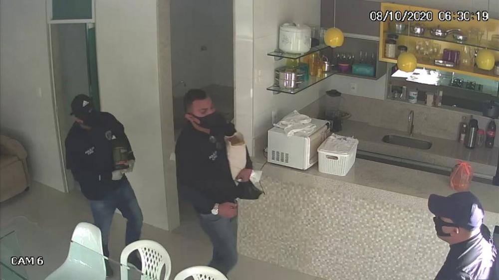 Vídeos: Imagens de câmeras de segurança mostram exato momento em que empresário é rendido por falsos policiais civis durante assalto em Sousa