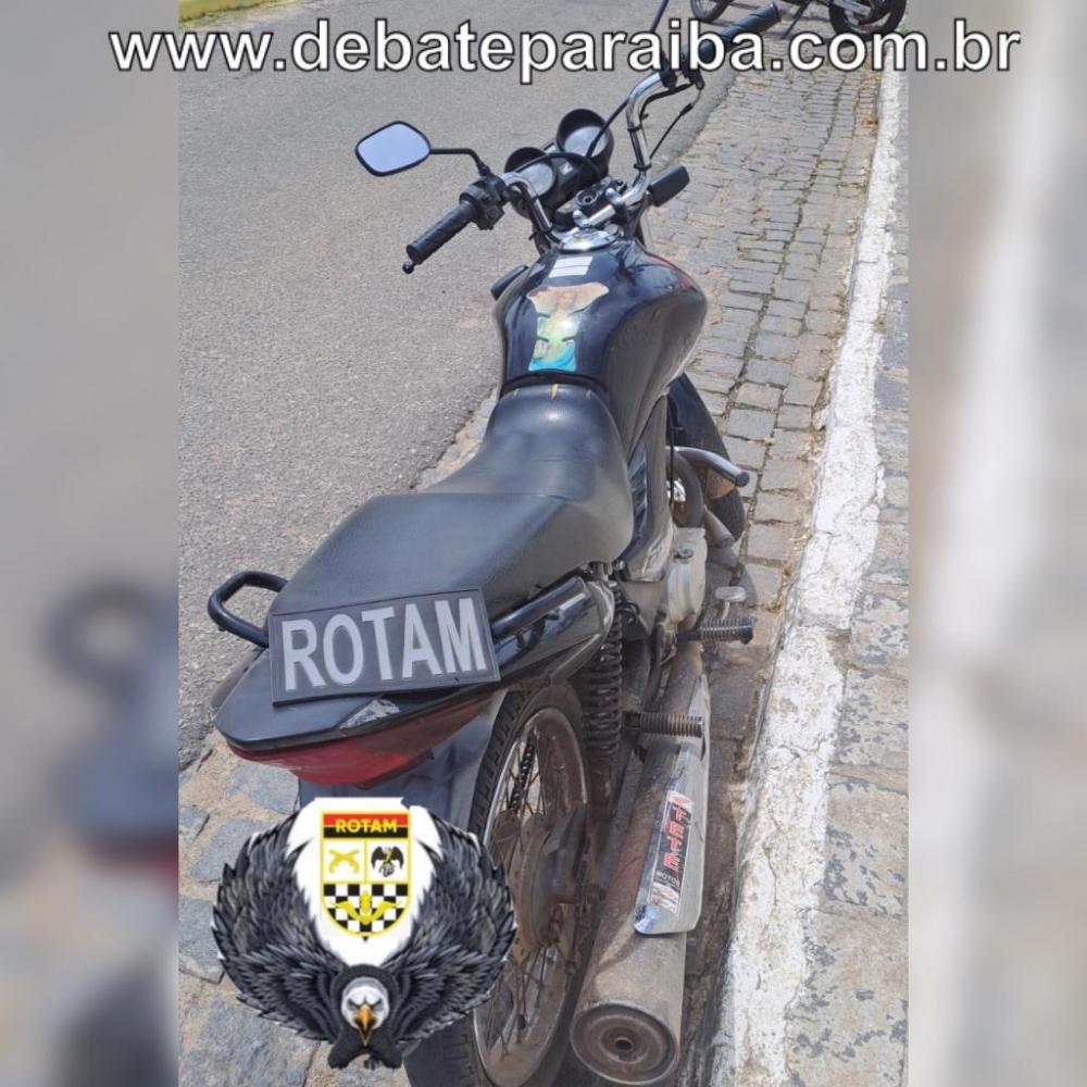 O investigado e a motocicleta foram levados à delegacia de Polícia Civil, para serem adotados os procedimentos necessários ao caso pela autoridade policial judiciária (Foto: Reprodução)