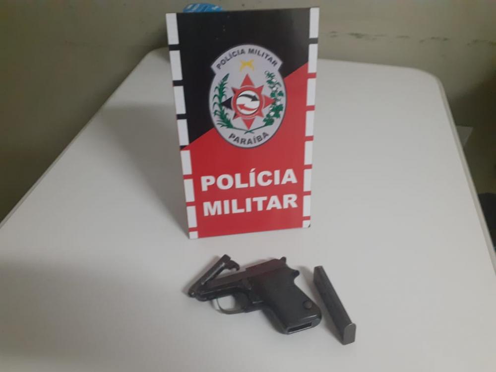 O suspeito e a arma apreendida foram encaminhados para a Delegacia de Policia Civil de Teixeira, para procedimentos necessários (Foto Divulgação PMPB)