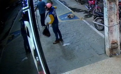 Guarnições da Polícia Militar foram mobilizadas e estão realizando diligências com o intuito de localizar e prender os assaltantes, porém sem êxito até o presente momento (Foto: Reprodução)