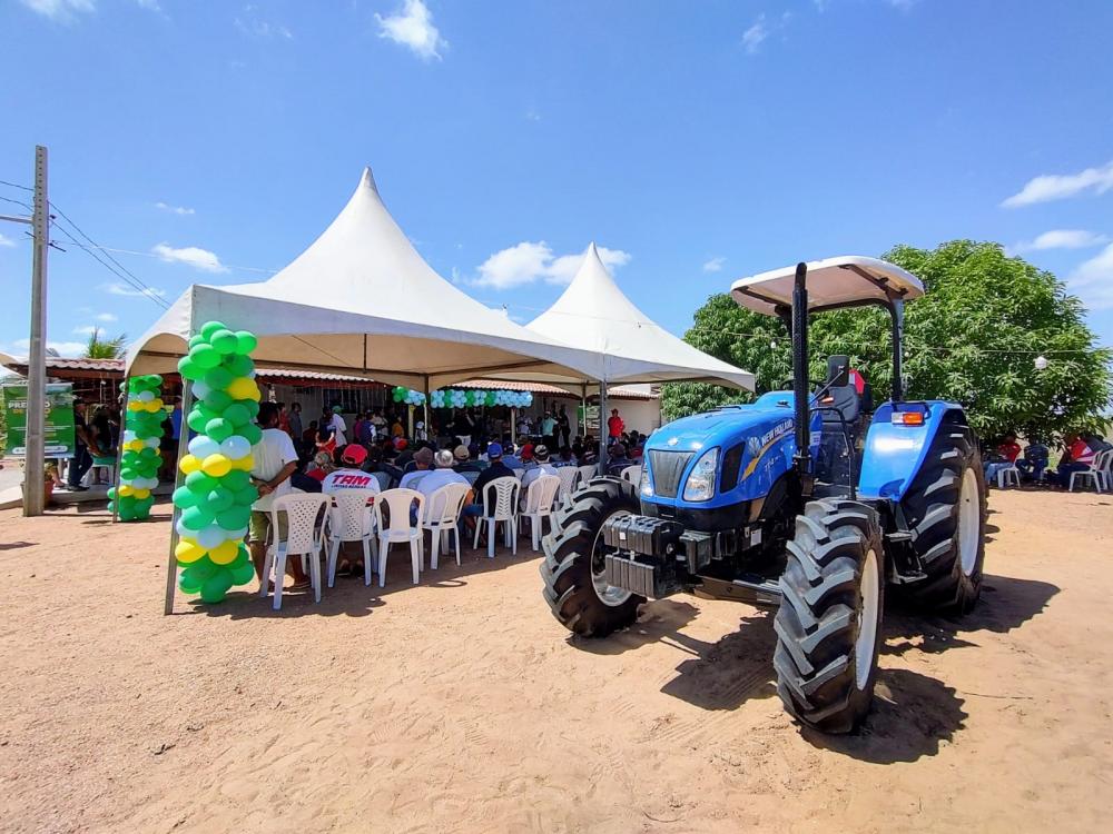 A prefeitura de Marizópolis, por meio da Secretaria de Desenvolvimento Econômico disponibiliza 02 tratores para a Operação de Corte de Terra para os Agricultores Familiares do Município. (Foto: Reprodução).
